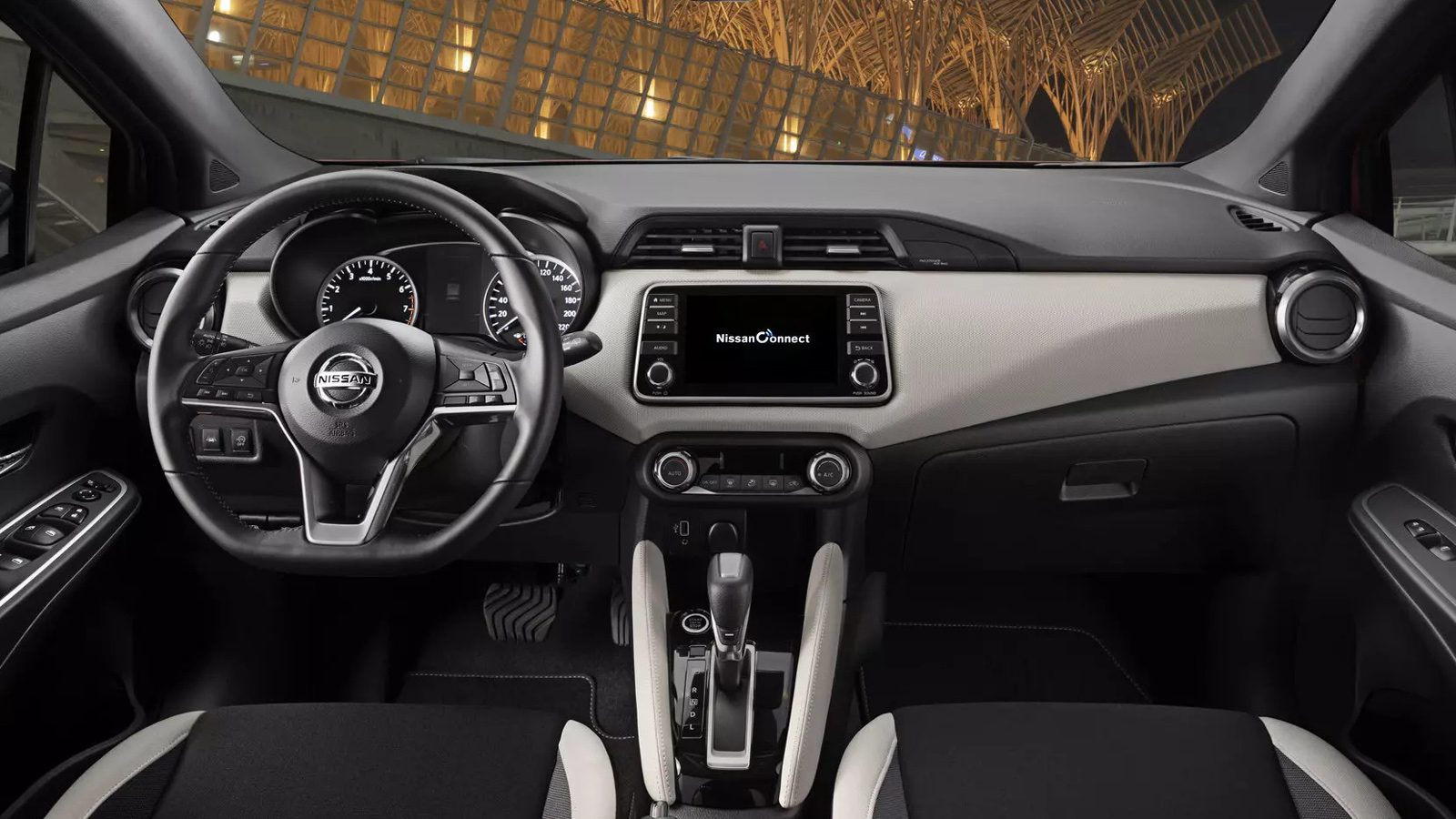 Ο εξοπλισμός είναι αρκετά πλούσιος στην έκδοση «Acenta» της δοκιμής, με την ενημέρωση και ψυχαγωγία των επιβατών να αναλαμβάνει μία οθόνη αφής μεγέθου